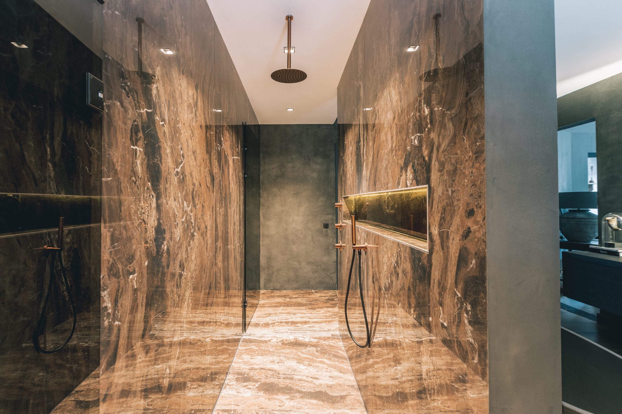 Luxe badkamer met XXL natuursteen, gerealiseerd door TSM Projects